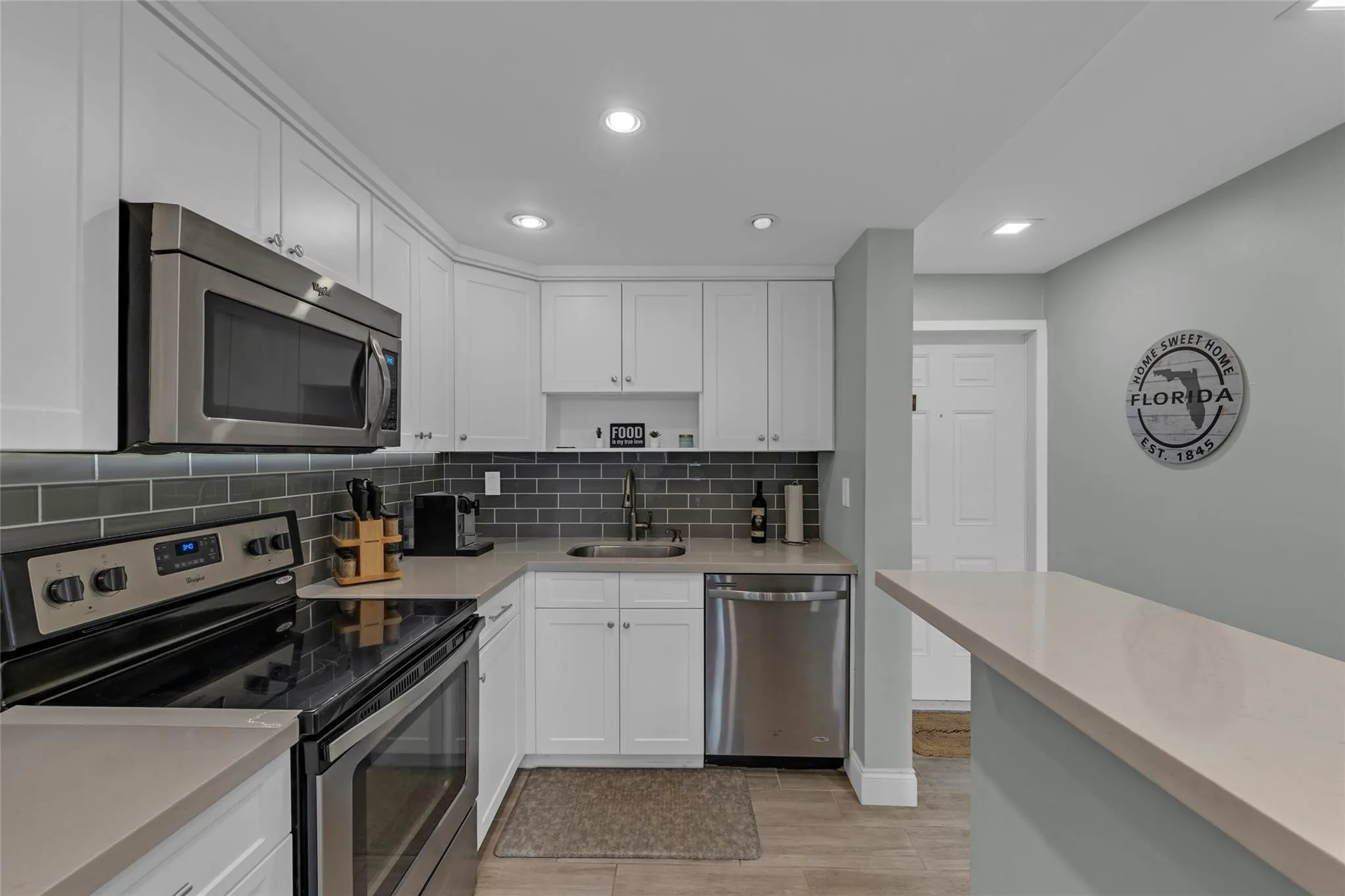 Dishwasher, microwave and plenty of cabinet space