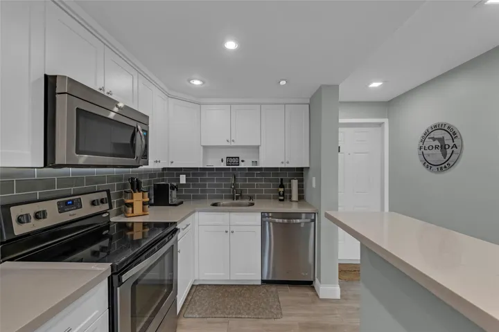 Dishwasher, microwave and plenty of cabinet space