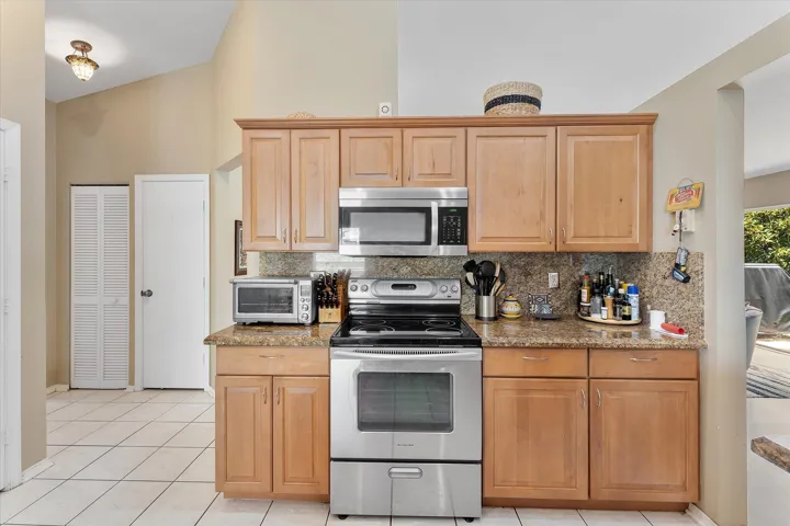 16-3715 Lancewood Place_016