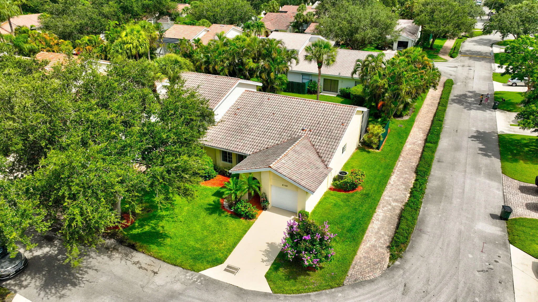 6105 VIA LAGUNA LN, 3/2/ CORNER VILLA
