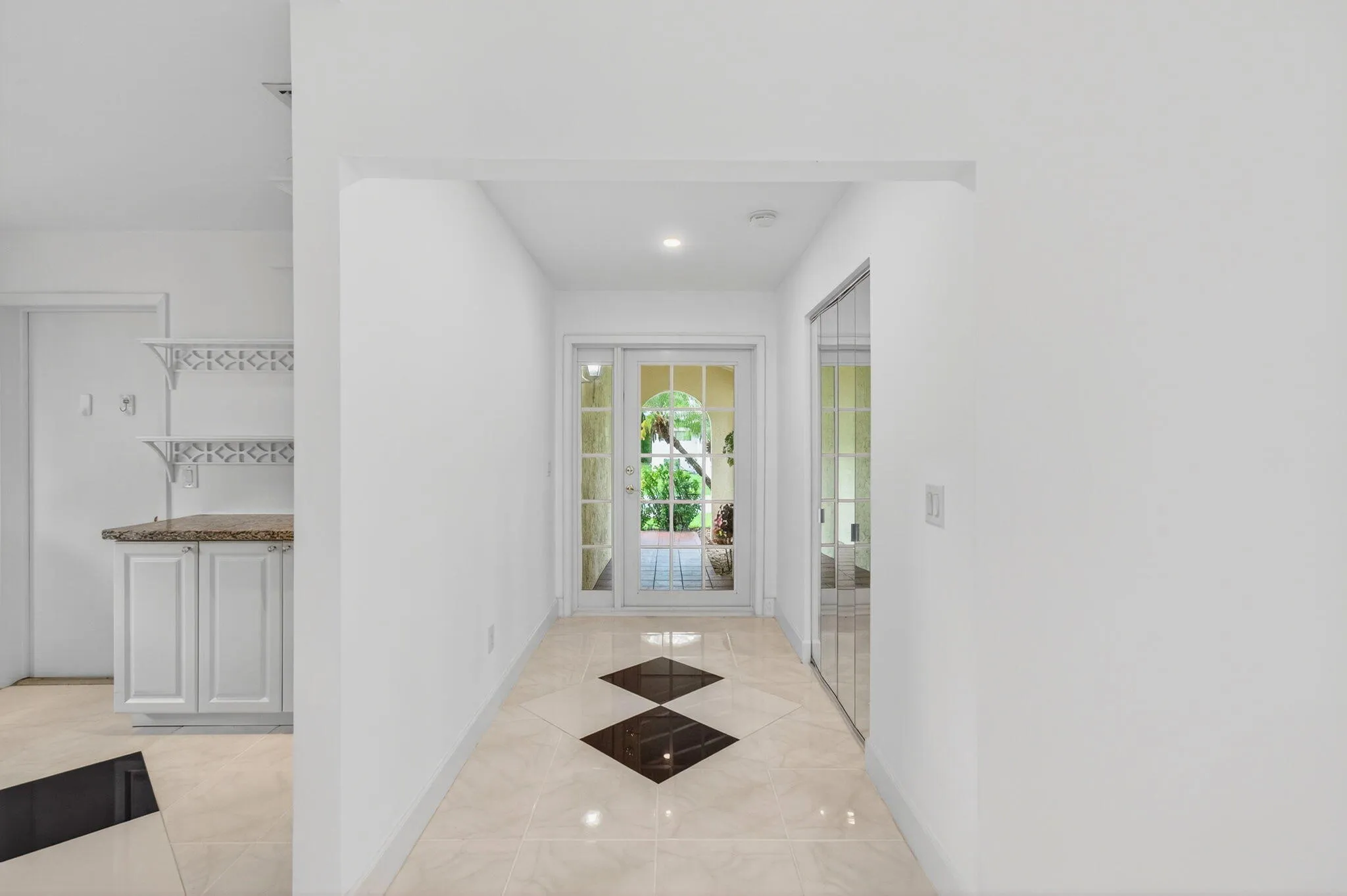 6105 VIA LAGUNA LN, 3/2/ CORNER VILLA