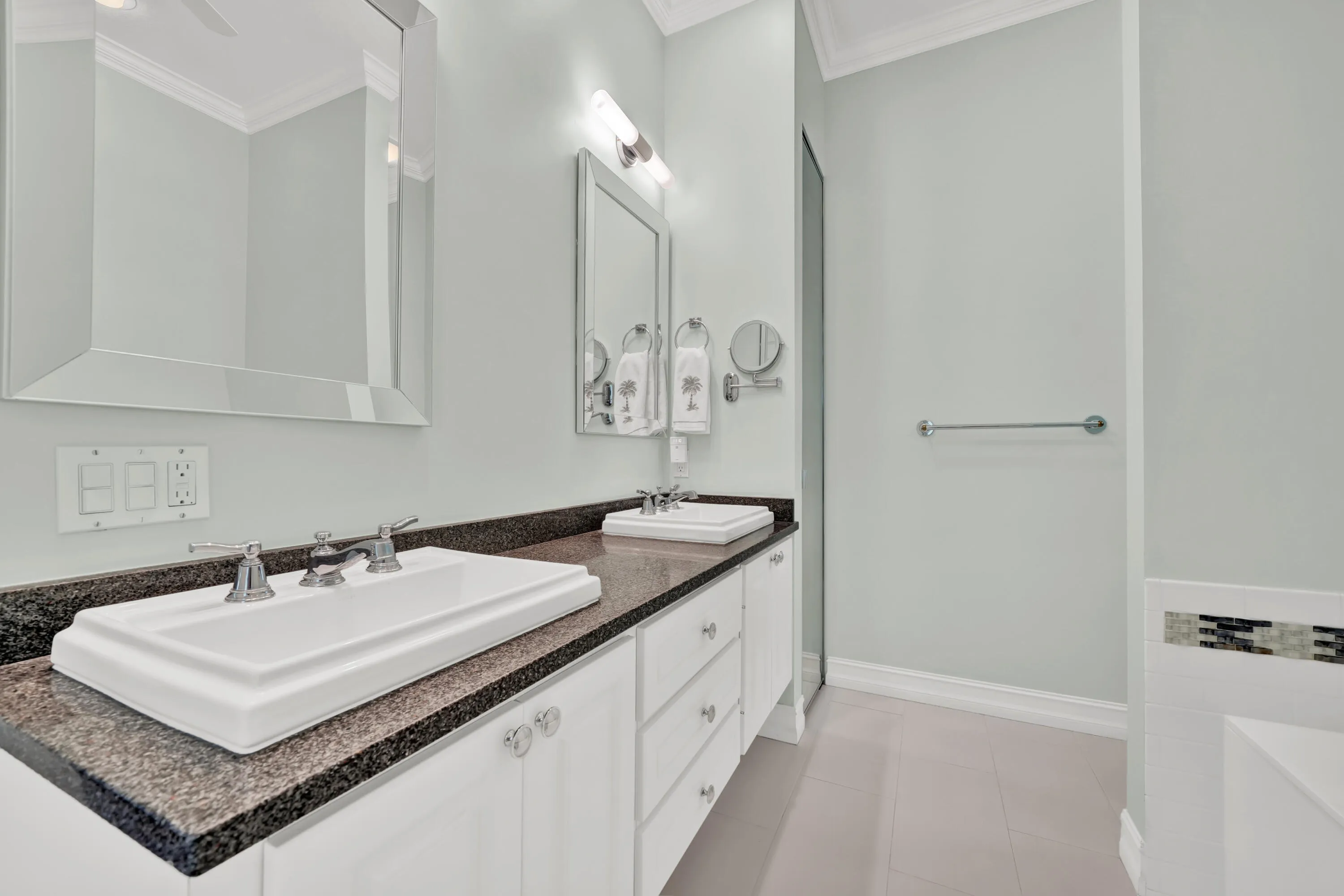 Vanity w/ Dual Sinks