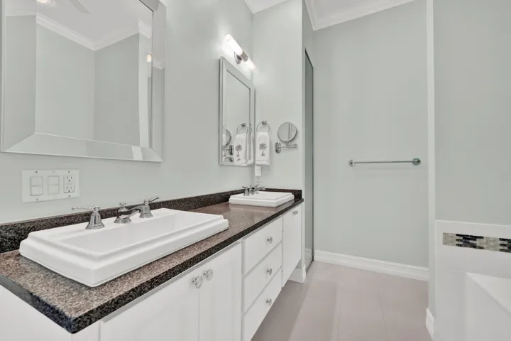 Vanity w/ Dual Sinks