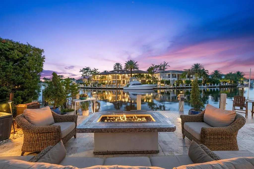 OUTDOOR SITTING