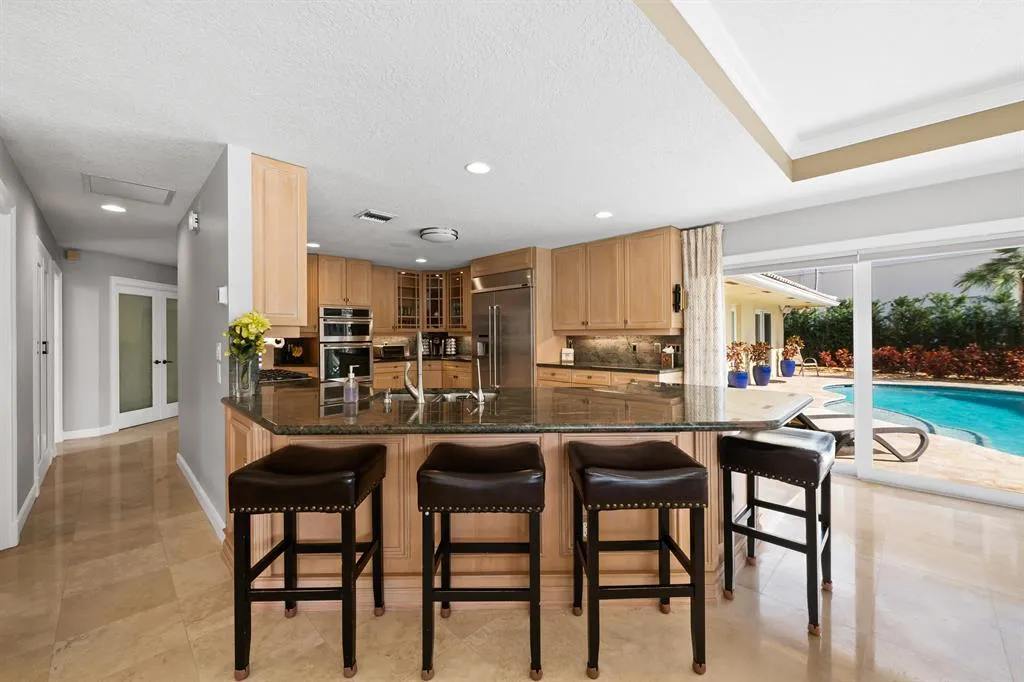 KITCHEN ISLAND
