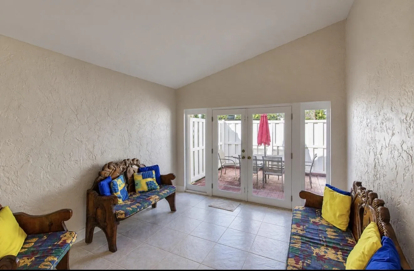 10.Interior-patio-open