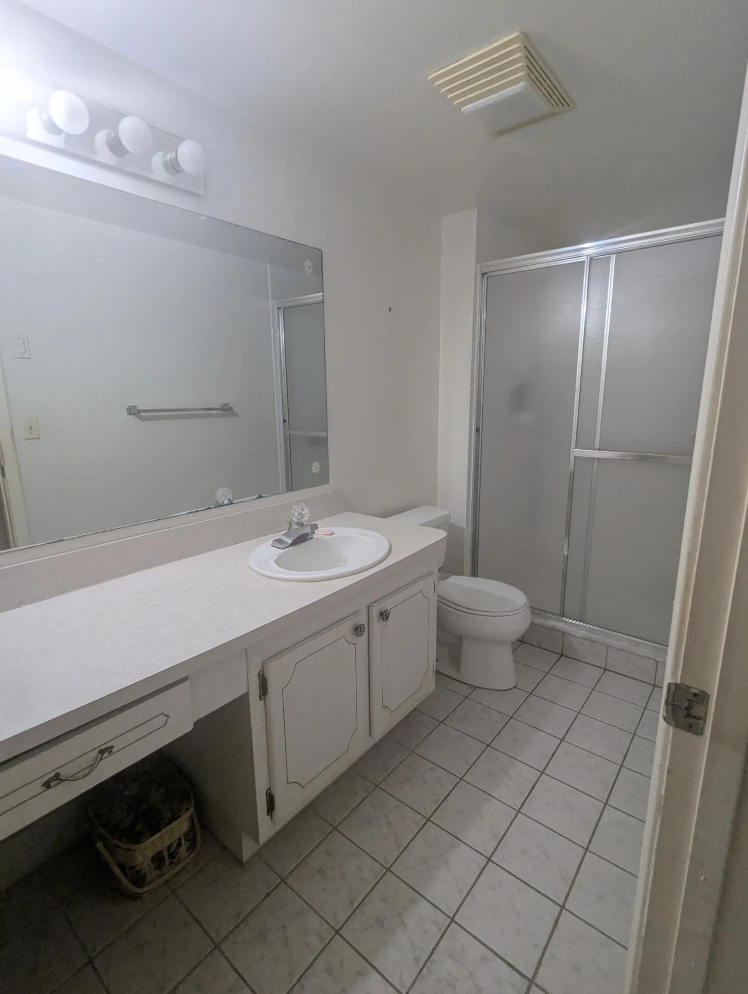 2nd Bath w Step in Shower