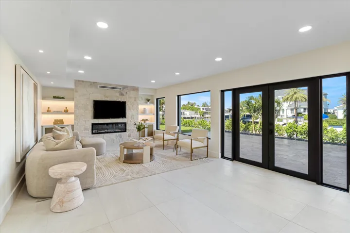 04-3711 NE 27th Ave LHP, FL-100