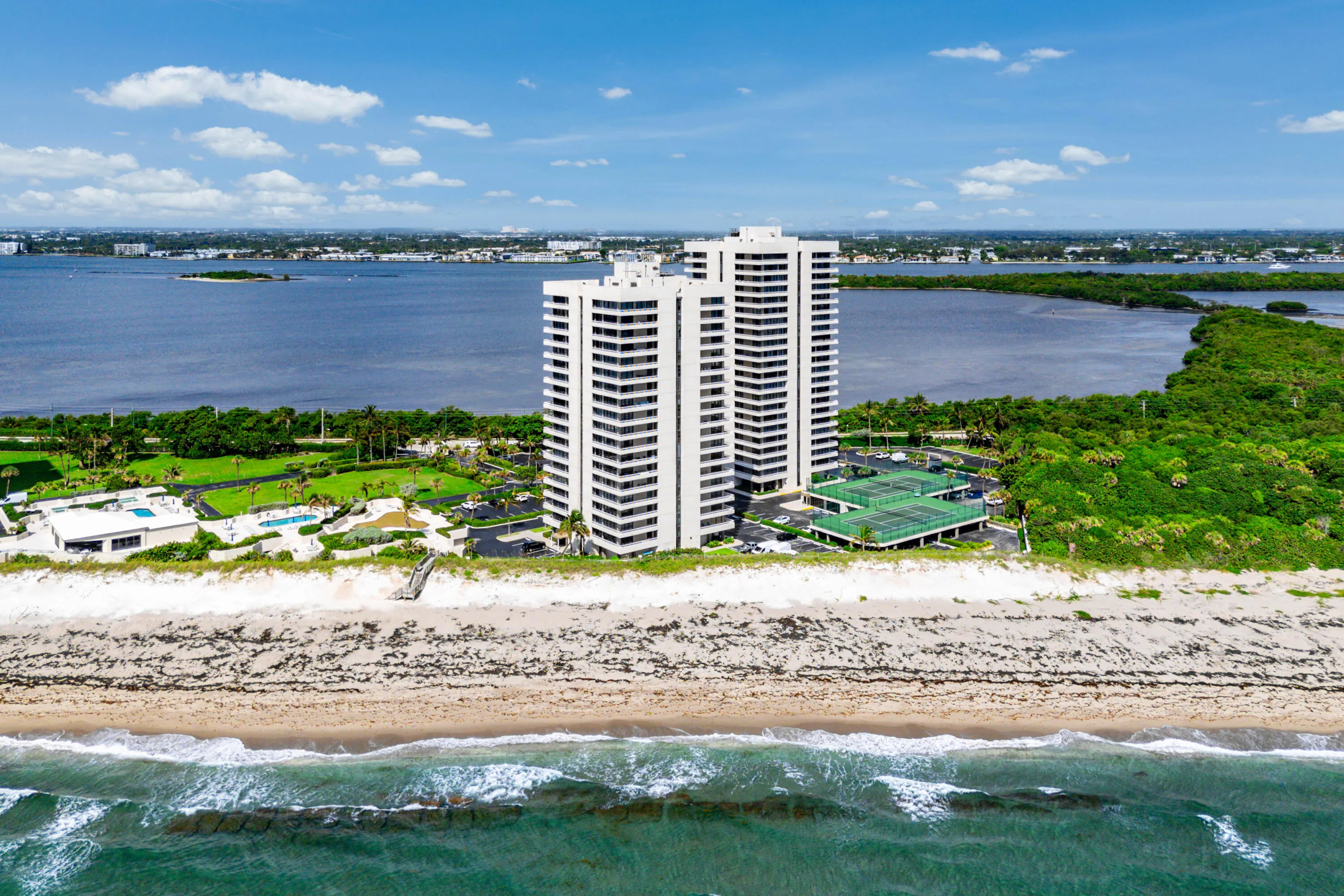 049-5540NorthOceanDrive-1C-RivieraBeach-