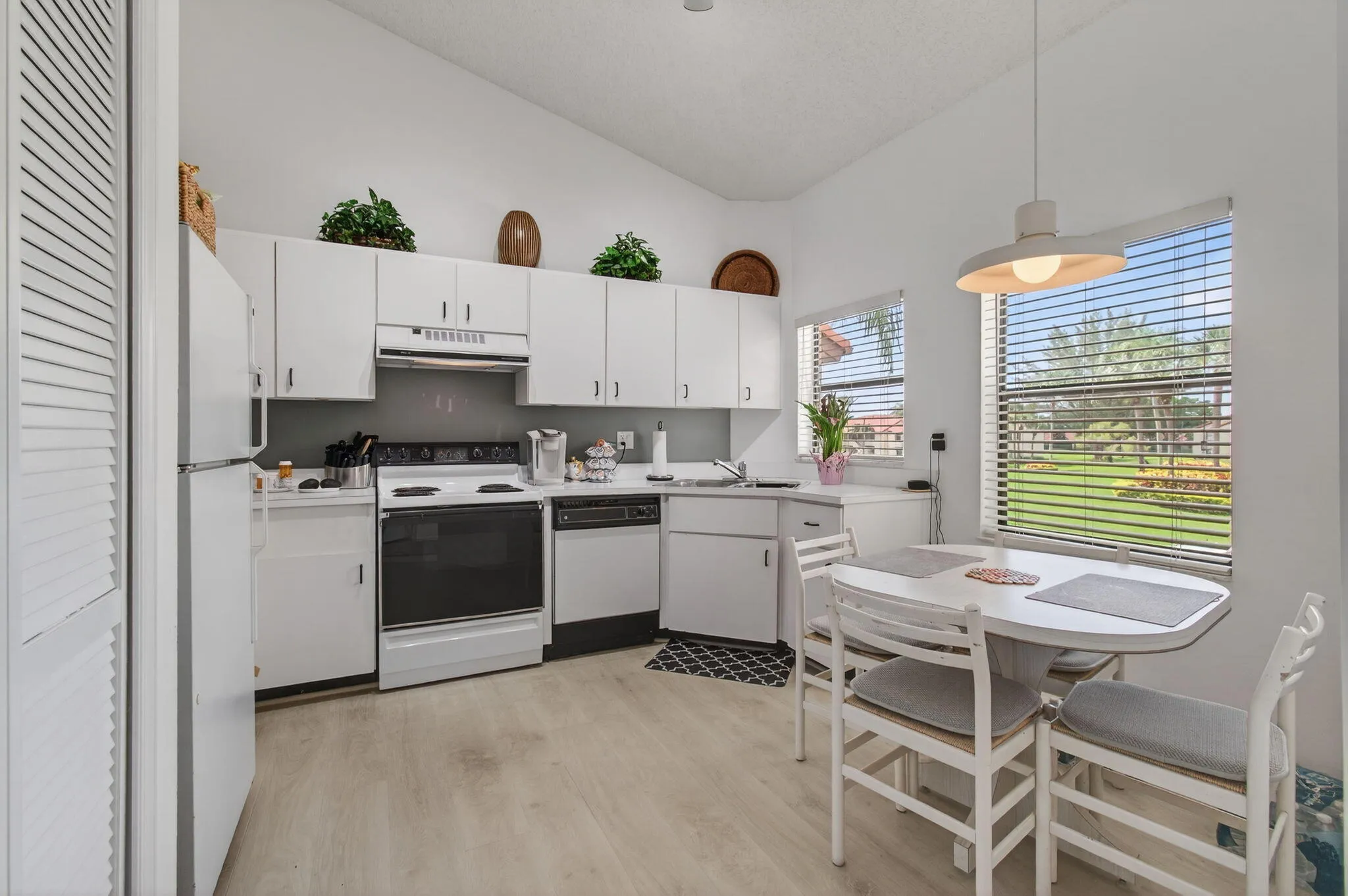 KITCHEN BREAKFAST AREA