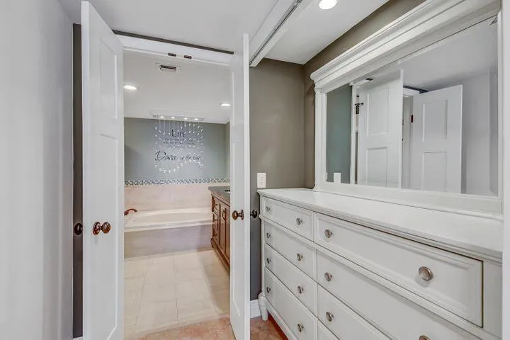 MASTER VANITY