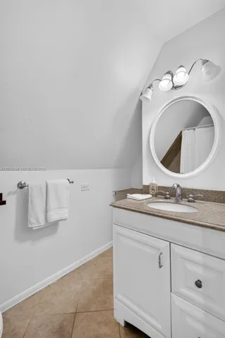 Upstairs bathroom en suite (primary bathroom)