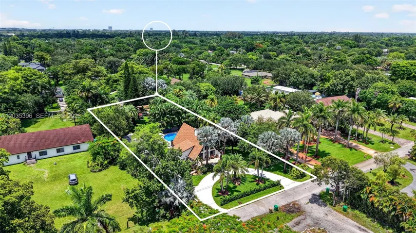 Huge driveway, plenty of parking for at least 8 vehicles on main house side, plus parking for several more cars on guest house side