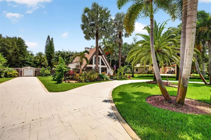 Beautiful resurfaced driveway, plenty of parking for at least 8 vehicles on main house side, plus parking for several more cars on guest house side