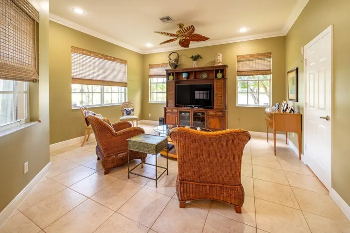018-040-Family Room-1500x1000