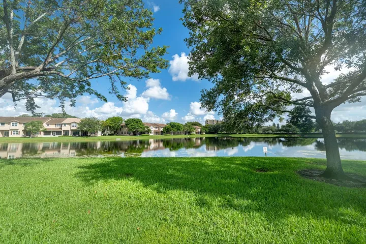 004-006-Side Yard-1500x1000