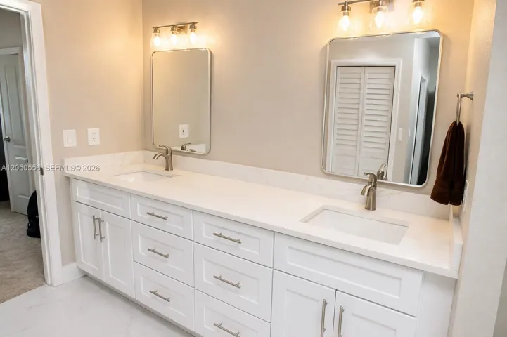 DOUBLE SINKS PRIME BATH