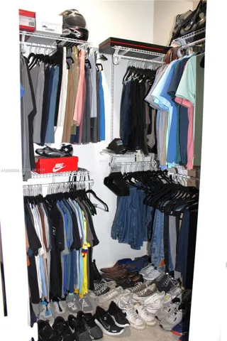 WALK-IN CLOSET
