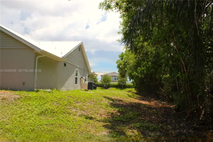 BACK RIGHT SIDE YARD