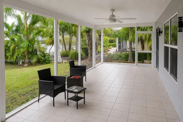 COVERED SCREENED LANAI