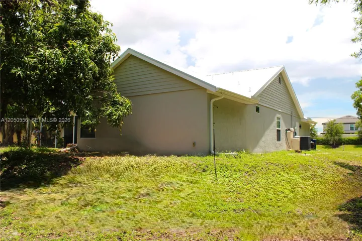 BACK RIGHT SIDE OF HOME