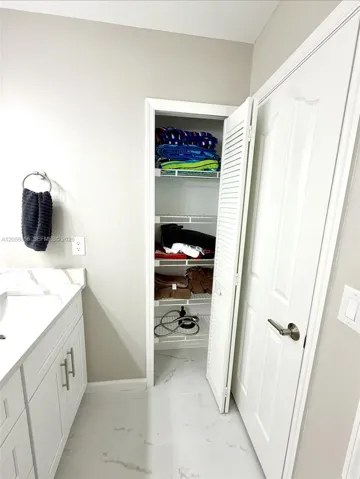 BATHROOM 2 TCLOSET