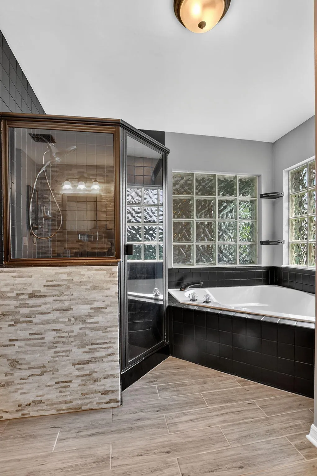 Separate shower and tub en suite