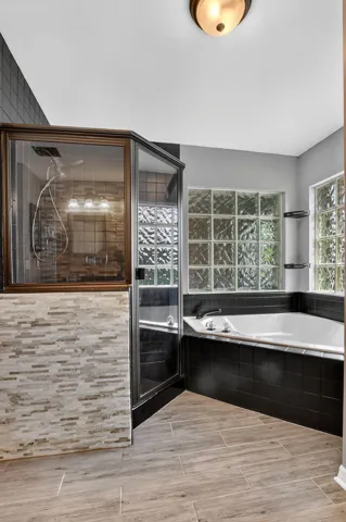 Separate shower and tub en suite