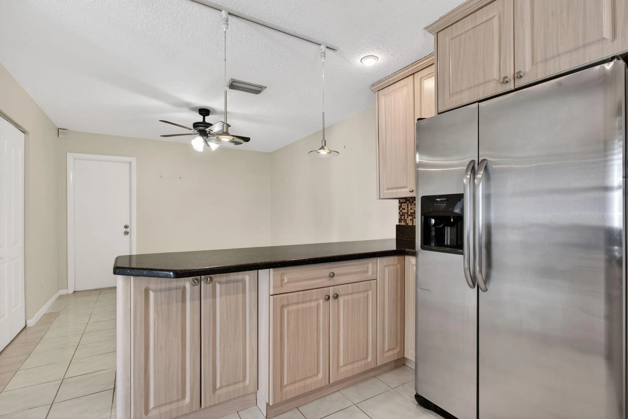 24-web-or-mls-9812 interiors-4479