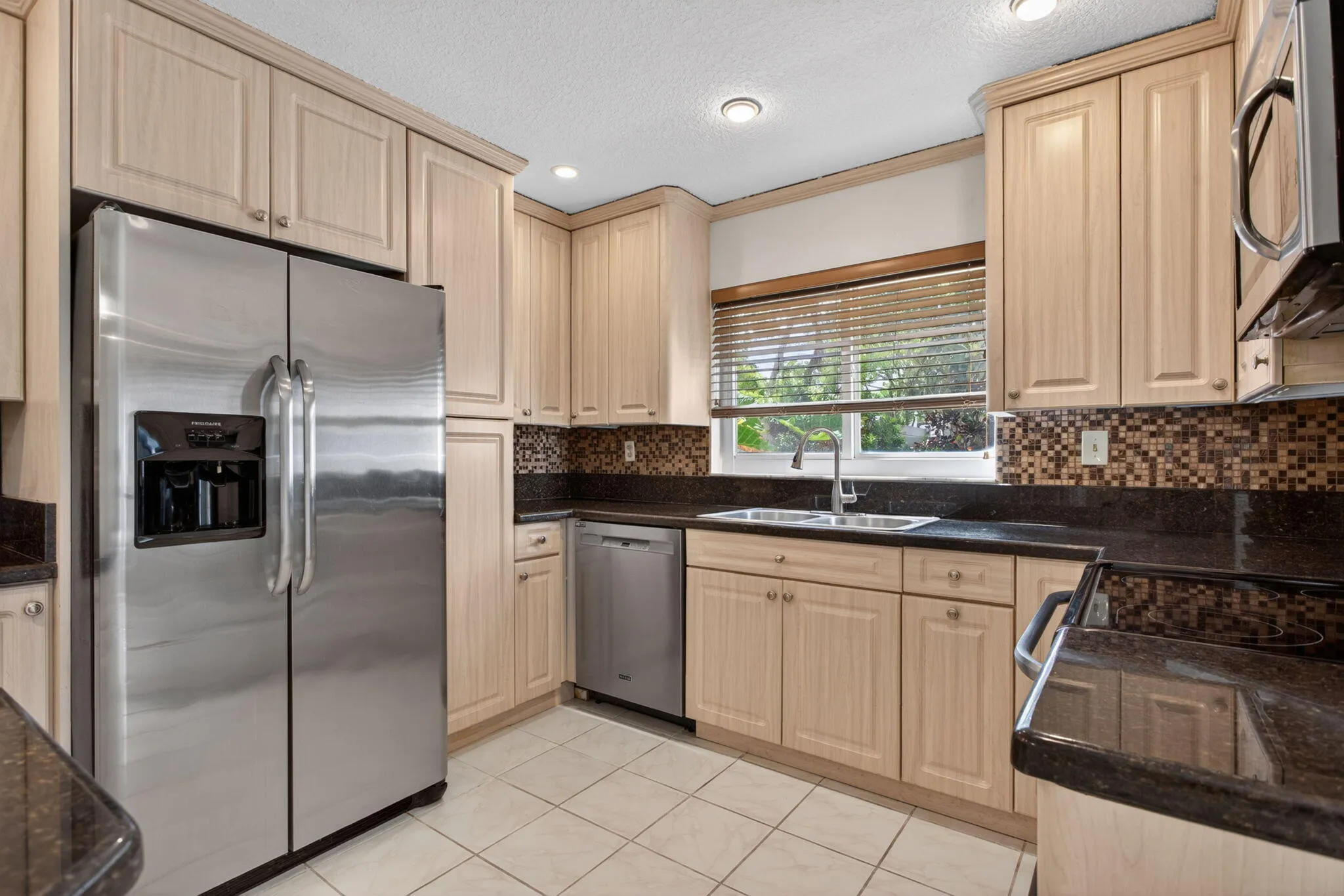 23-web-or-mls-9812 interiors-4474