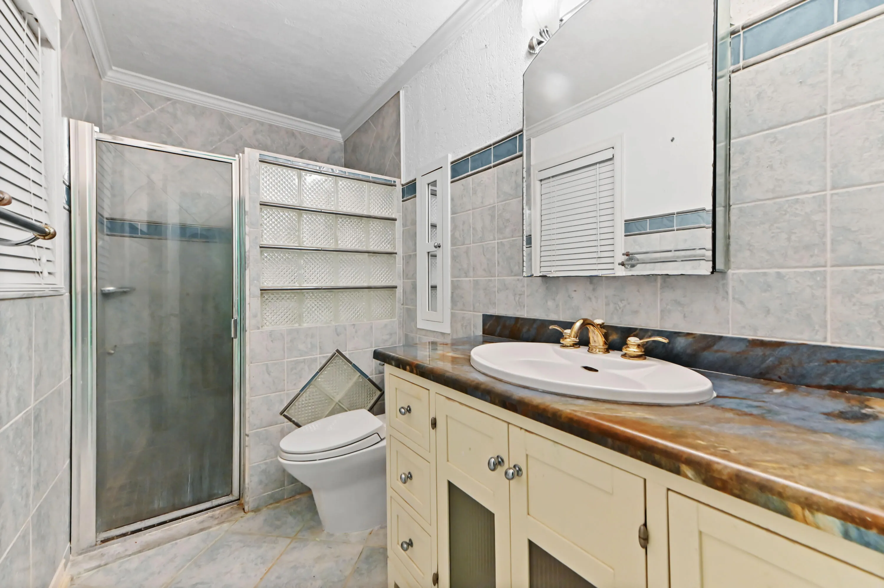 20 bathroom 01