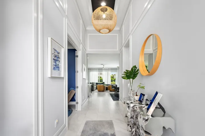 Foyer w/ custom Molding