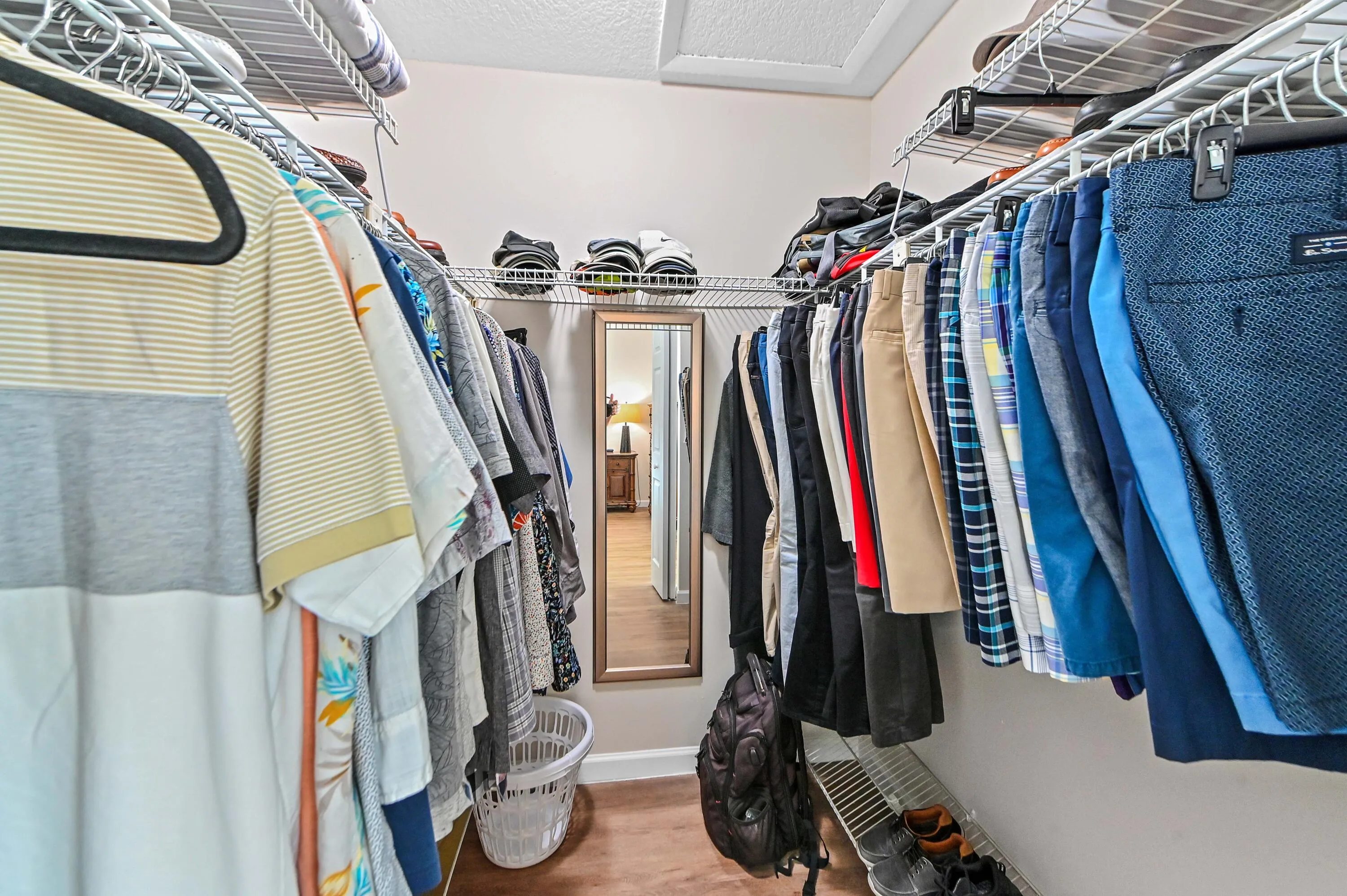 24 Closet 01