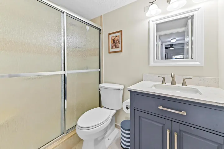20 Bathroom 02