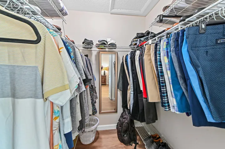 24 Closet 01