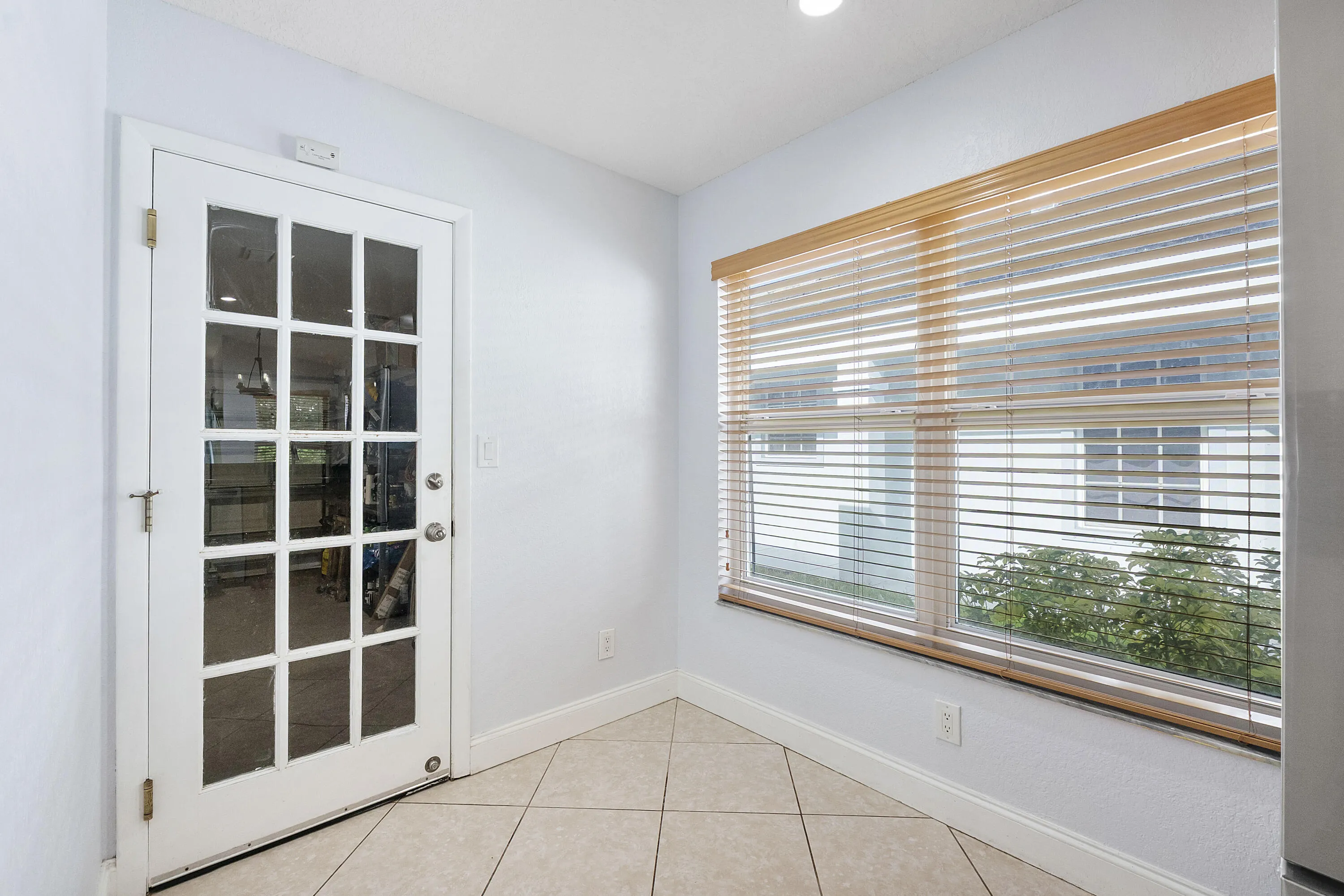8821 Lake Park Cir N_015