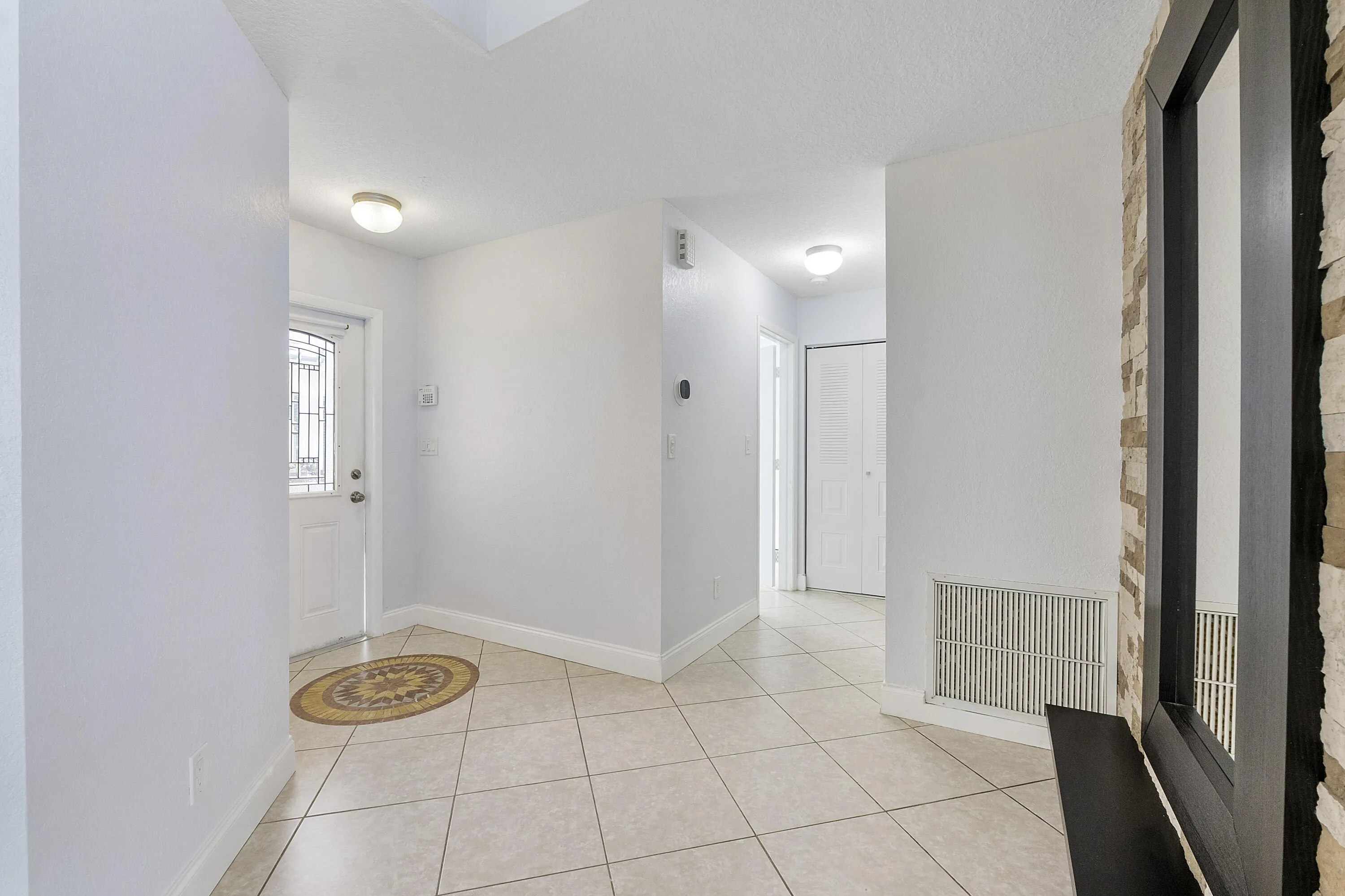 8821 Lake Park Cir N_004