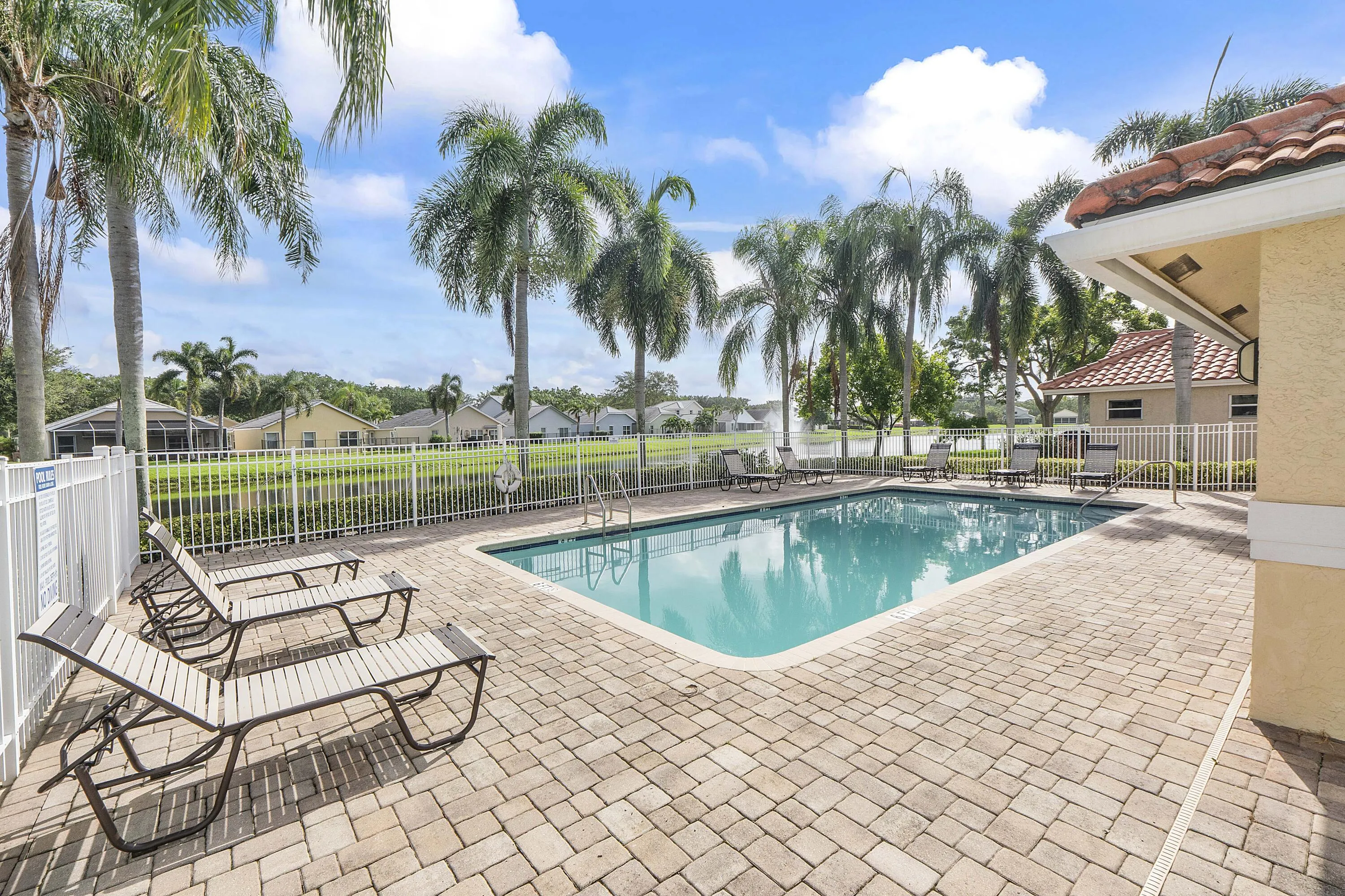 8821 Lake Park Cir N_044