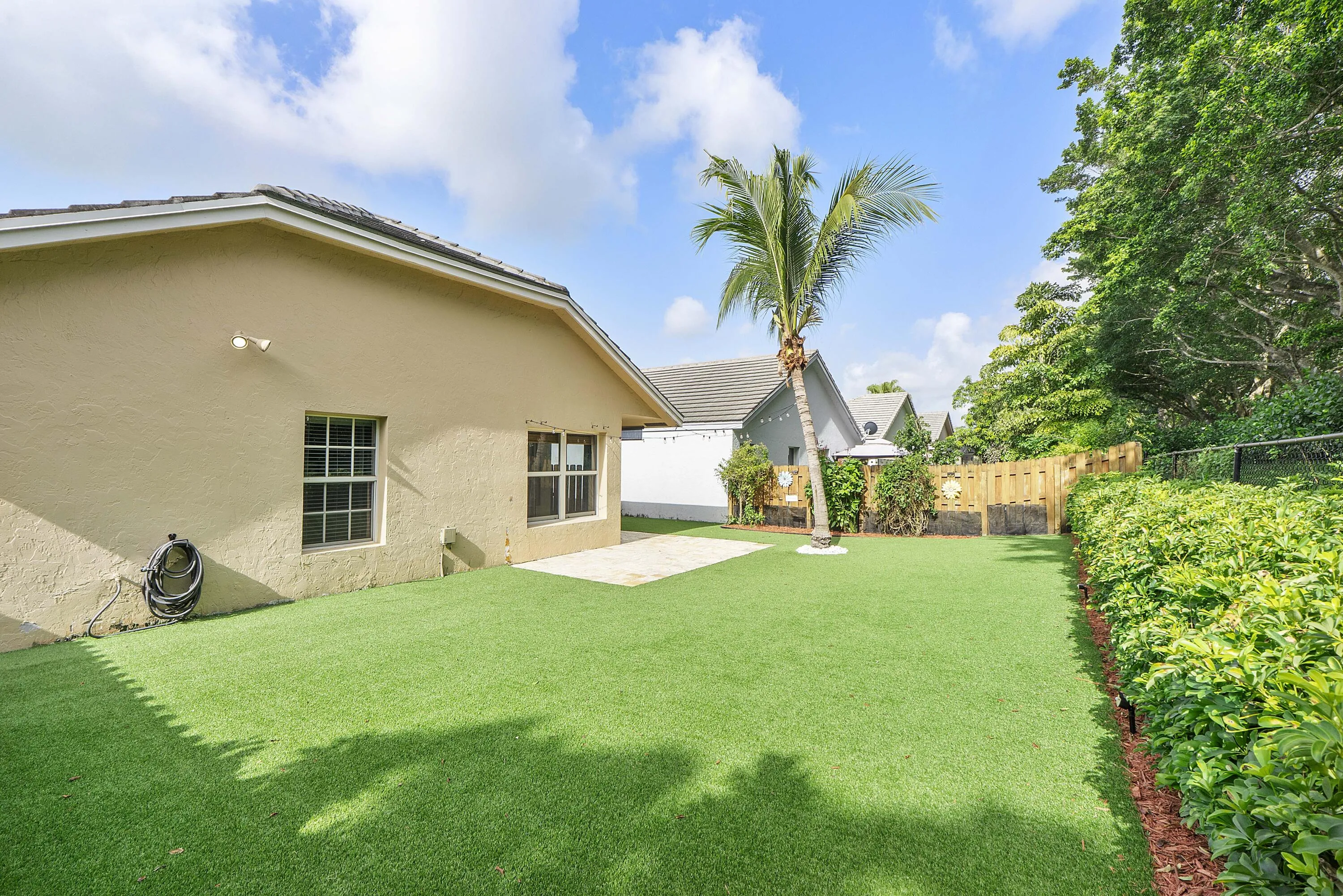 8821 Lake Park Cir N_035