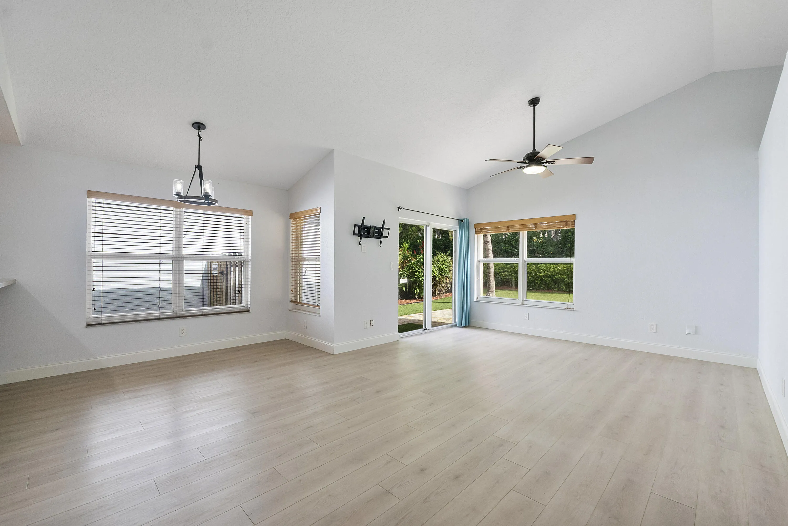 8821 Lake Park Cir N_001