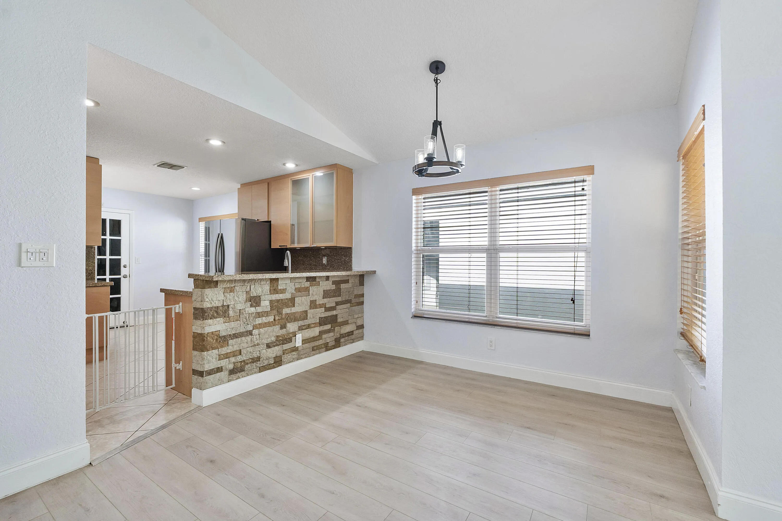 8821 Lake Park Cir N_007