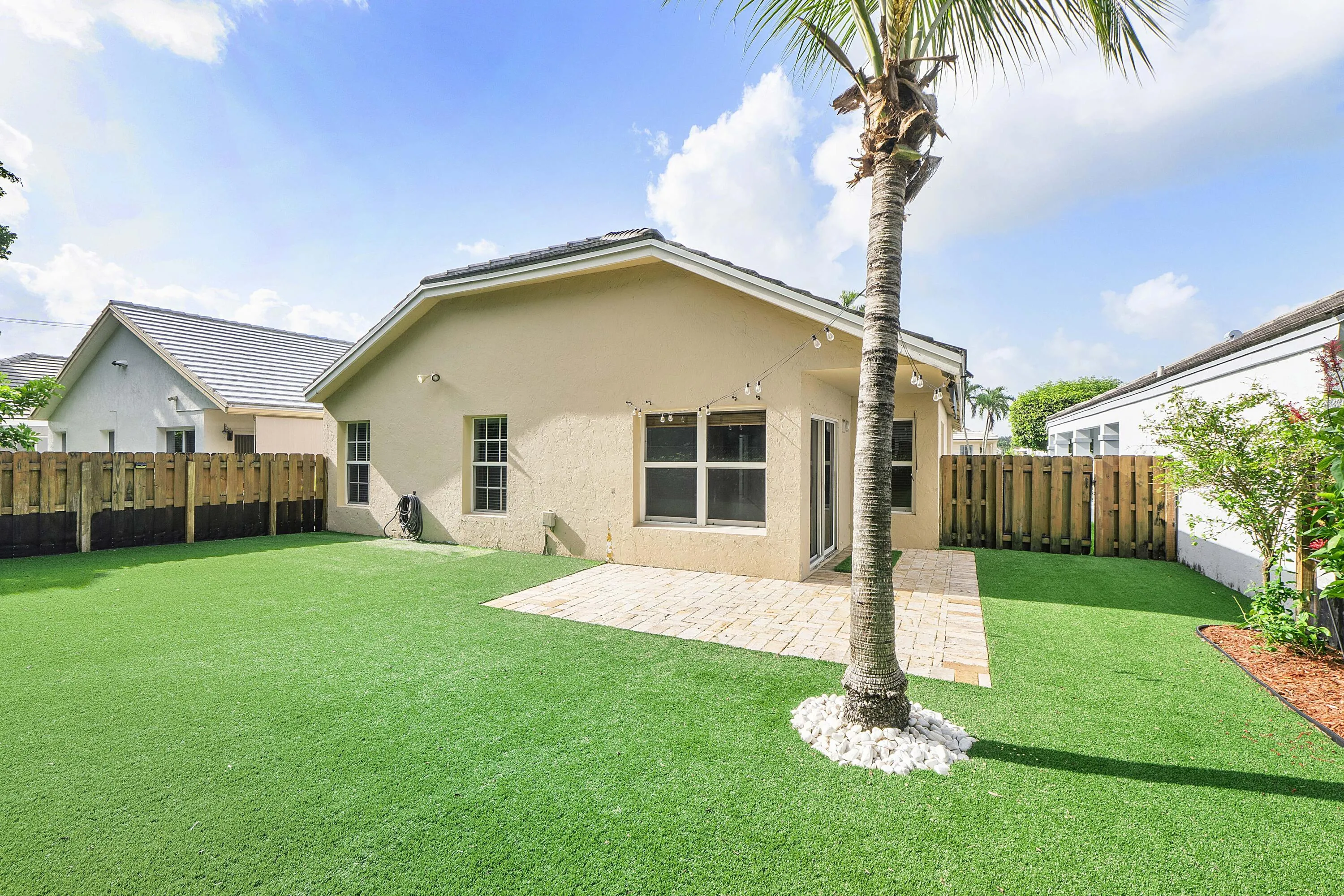 8821 Lake Park Cir N_033