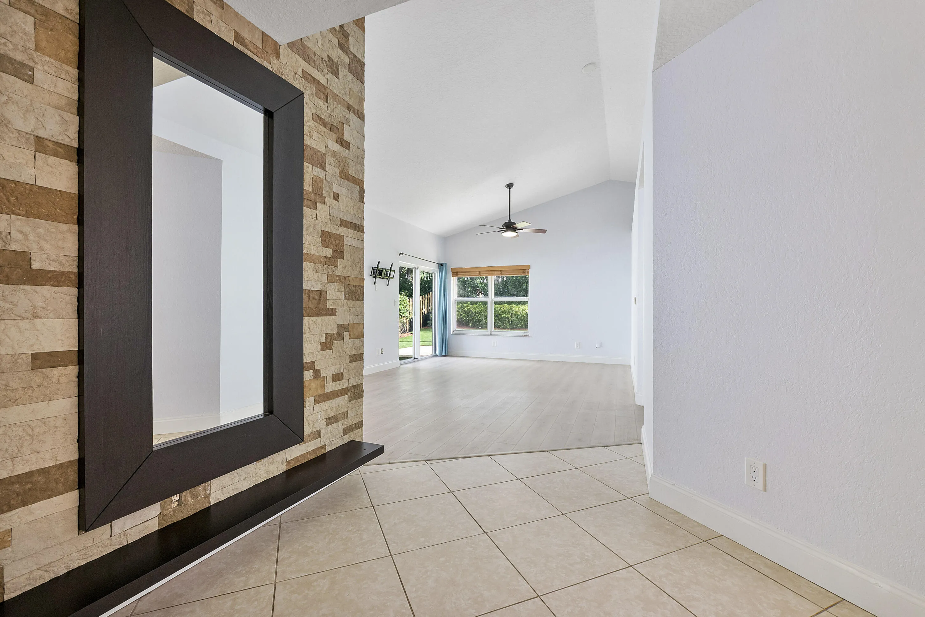 8821 Lake Park Cir N_026