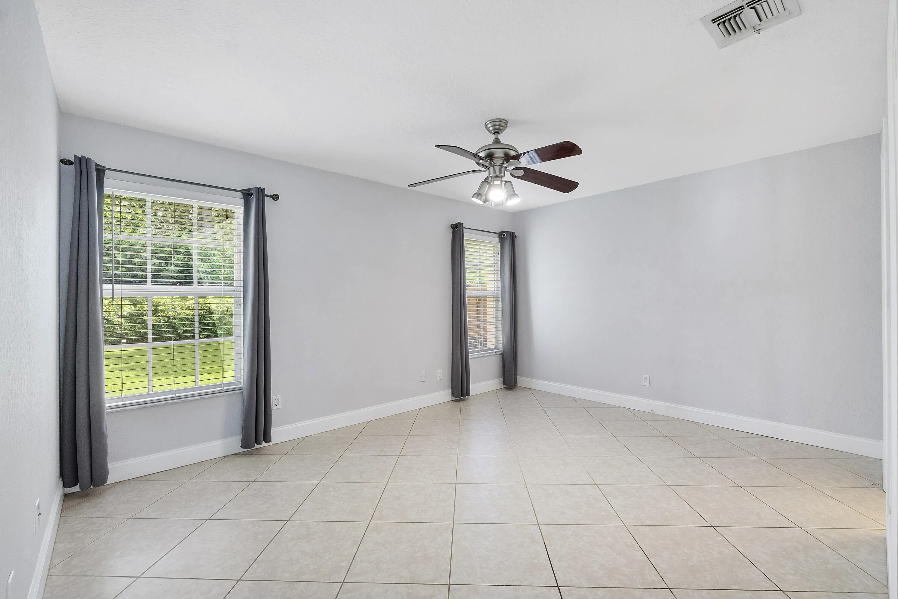 8821 Lake Park Cir N_017
