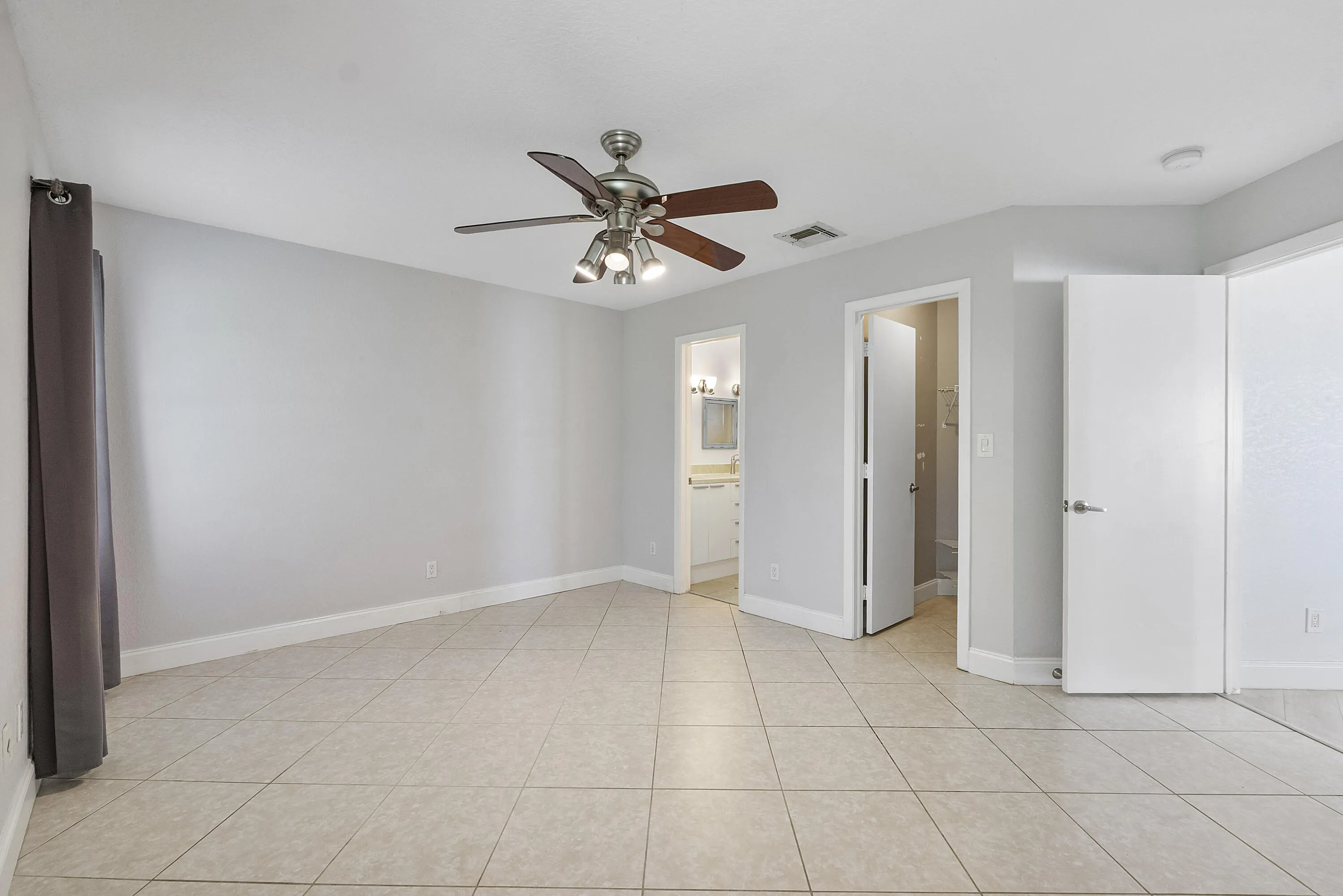 8821 Lake Park Cir N_018