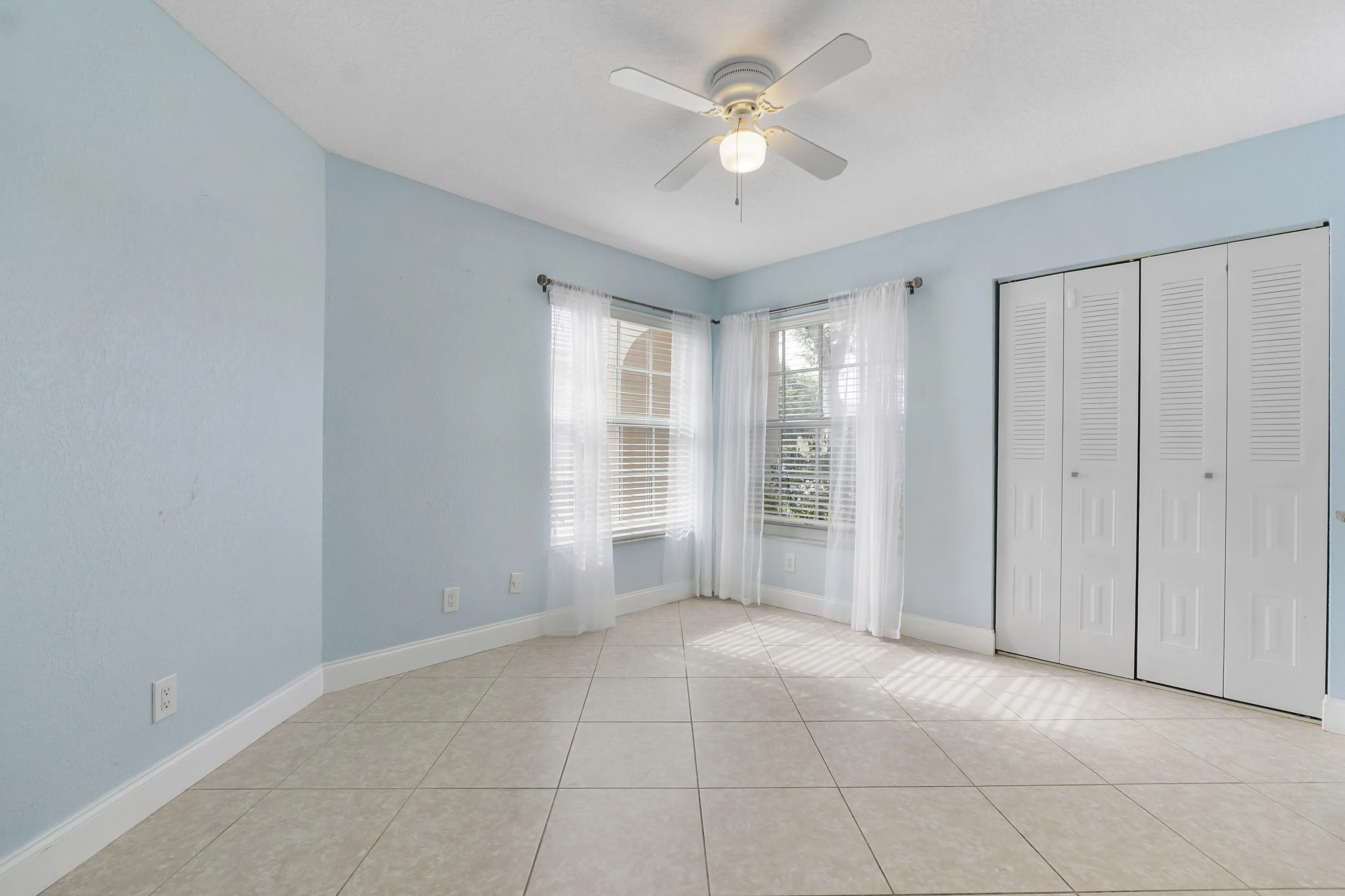 8821 Lake Park Cir N_023