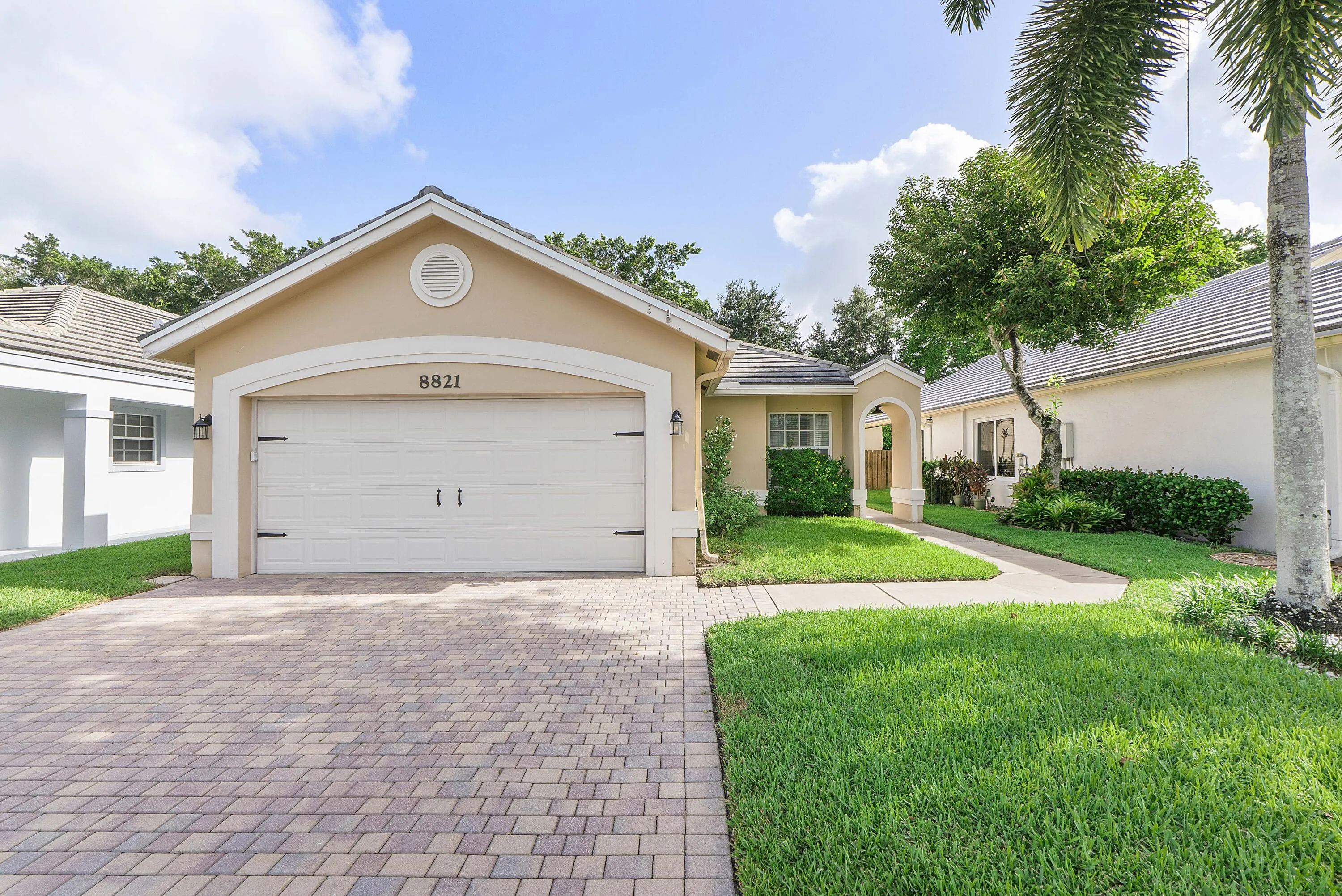 8821 Lake Park Cir N_041