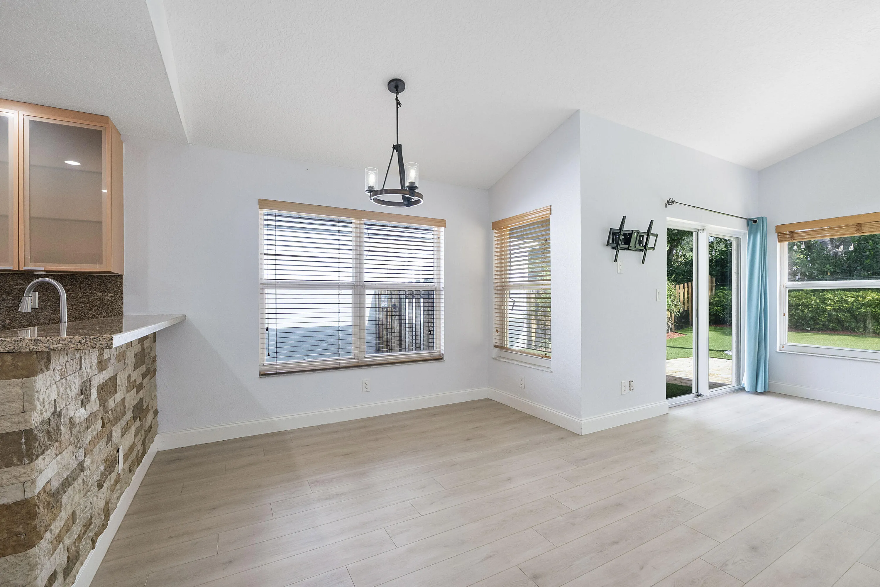 8821 Lake Park Cir N_008