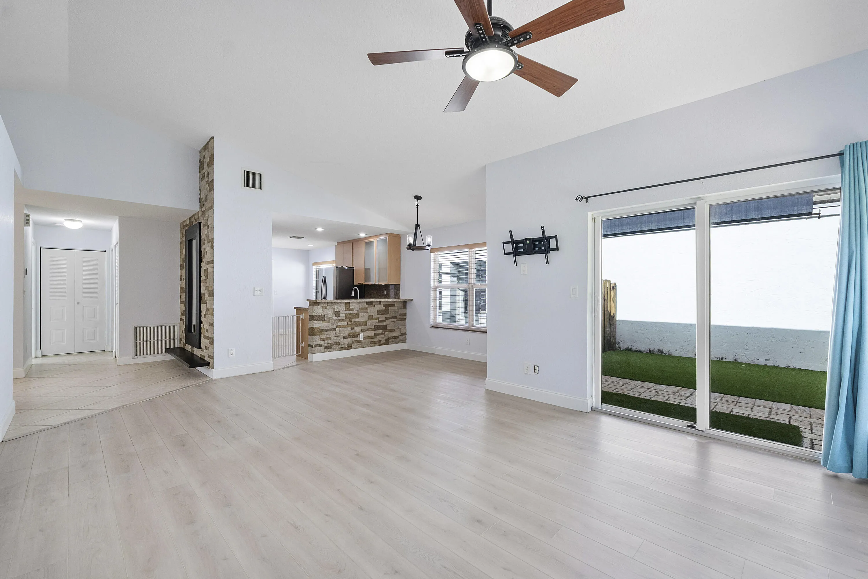 8821 Lake Park Cir N_016