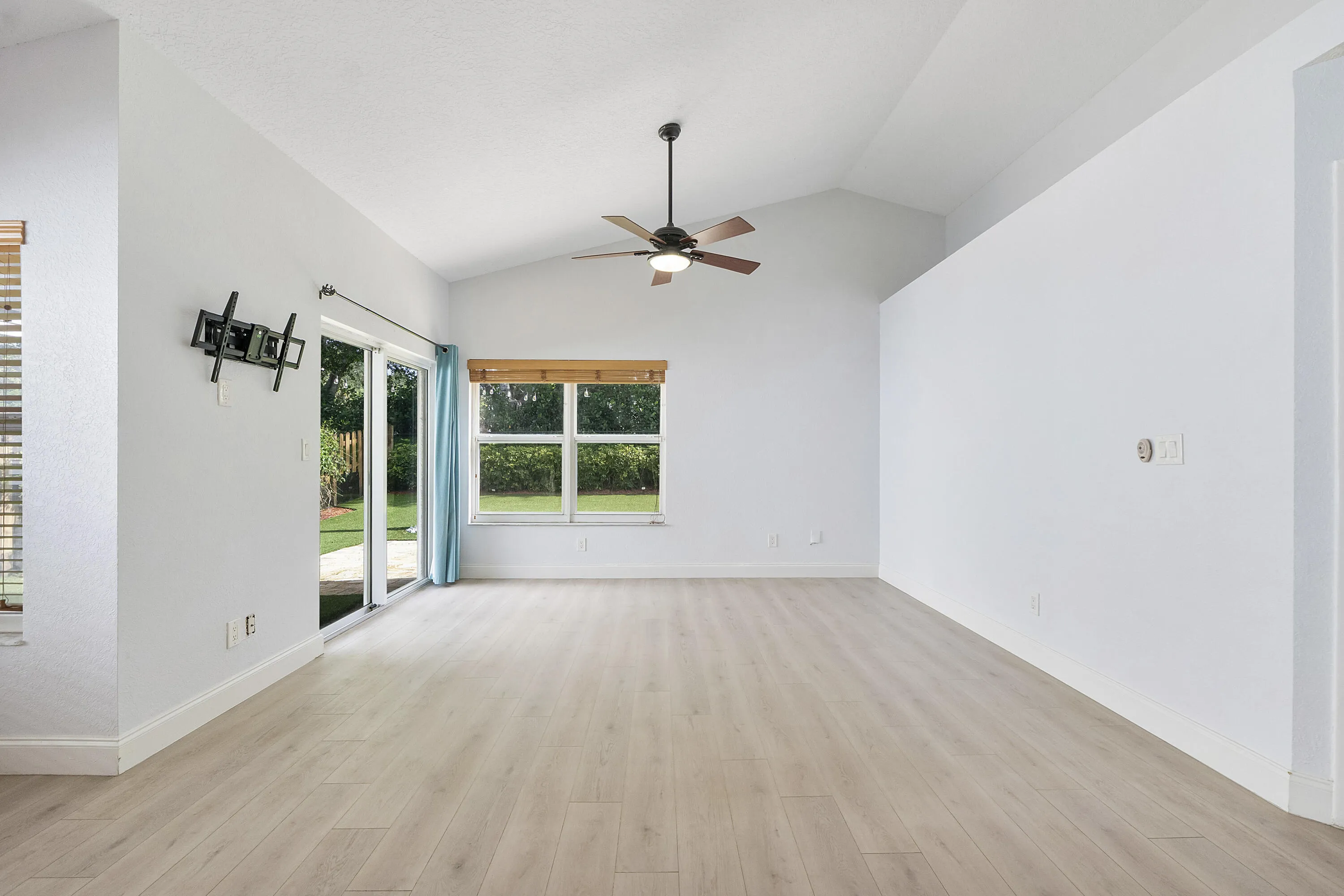 8821 Lake Park Cir N_003